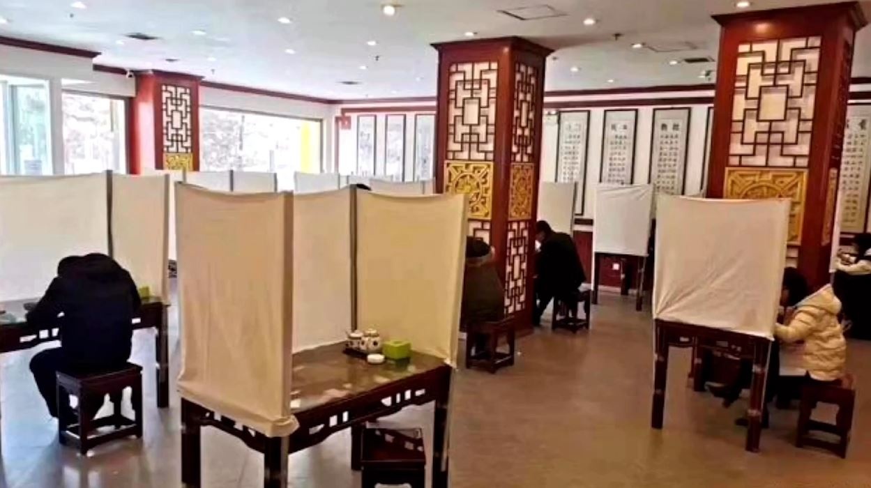 Nha hang lap rem che tranh virus corona cho khach hinh anh