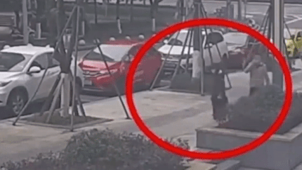 Nguoi dan ong tai Trung Quoc khac nho len nguoi di duong vi buc tuc hinh anh