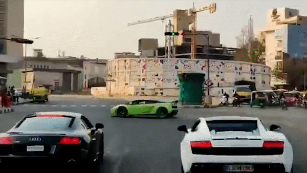 Lamborghini lac tay lai va dam vao bot canh sat hinh anh