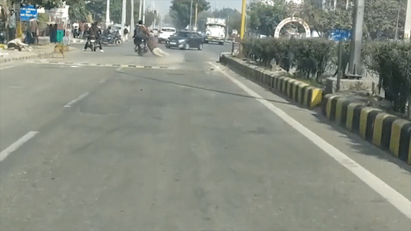 Canh sat bi 3 thanh nien di xe may keo le tren doan duong 500 m hinh anh