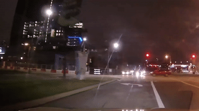 Oto vuot den do gay tai nan cho xe khac roi bo chay hinh anh