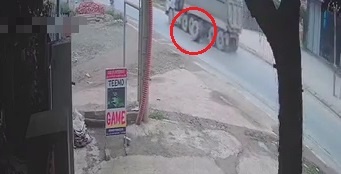 Lop xe tai roi ra ngoai vang vao xe may chay tren duong hinh anh