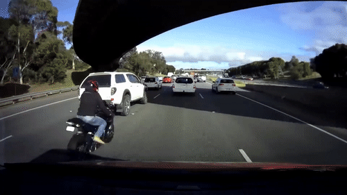 Moto phong nhanh phanh gap tu nga nhao giua duong hinh anh