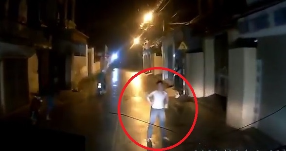 Nam thanh nien say ruou ra giua duong tan cong xe may, chan dau oto hinh anh