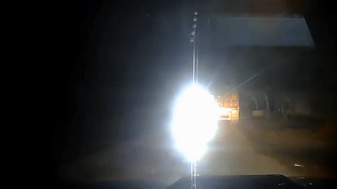 Bi roi den pha trong dem, oto danh lai kip thoi tranh va cham hinh anh