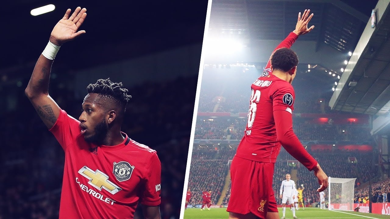 Tai sao cau thu thuong hay gio tay len moi khi da phat goc? hinh anh