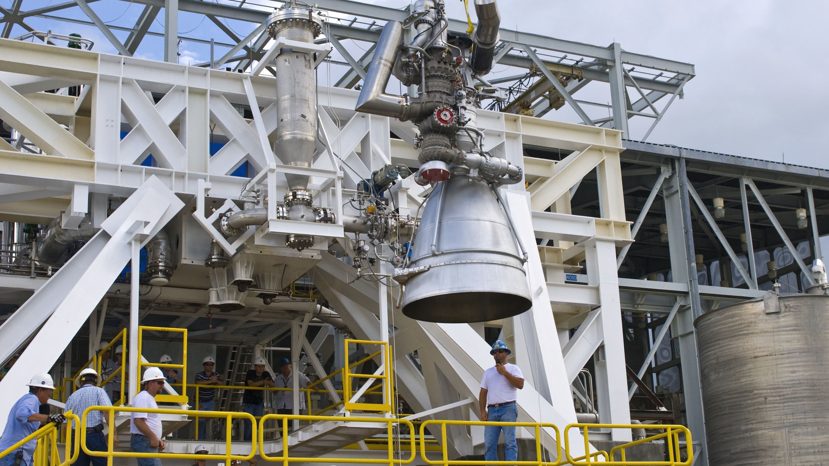 Dong co ten lua cho hang tram tan hang hoa len vu tru hinh anh