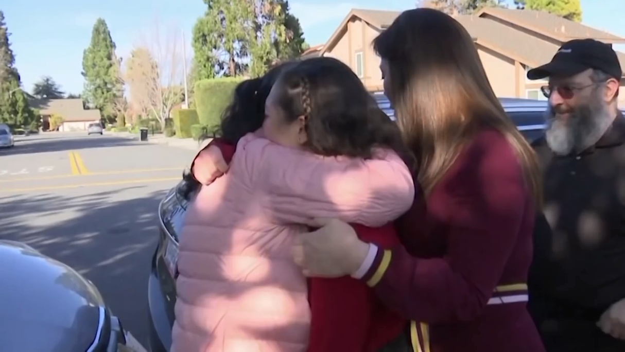 Nguoi me tuon nuoc mat khi doan tu voi gia dinh sau nhieu ngay cach ly hinh anh