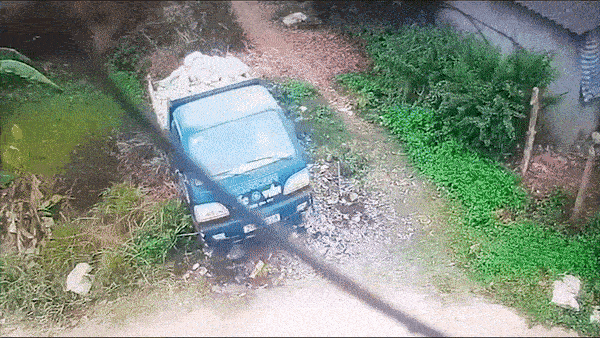 Tai xe bat can lui xe tai lao xuong ruong hinh anh