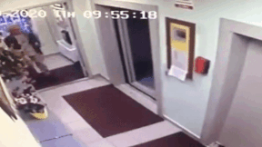 Day nguoi phu nu ra khoi thang may de gianh cho hinh anh