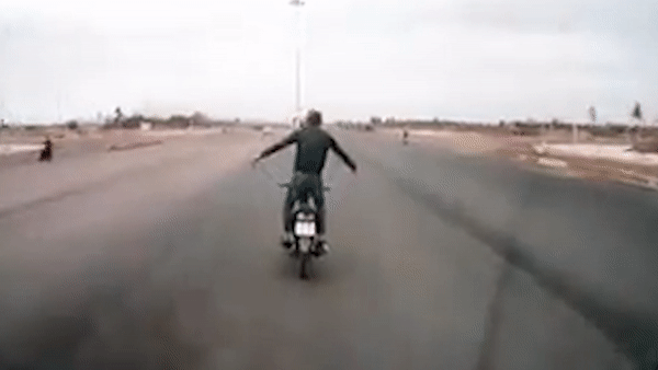 Nam thanh nien tha hai tay, nam dai dieu khien xe may o Hai Phong hinh anh