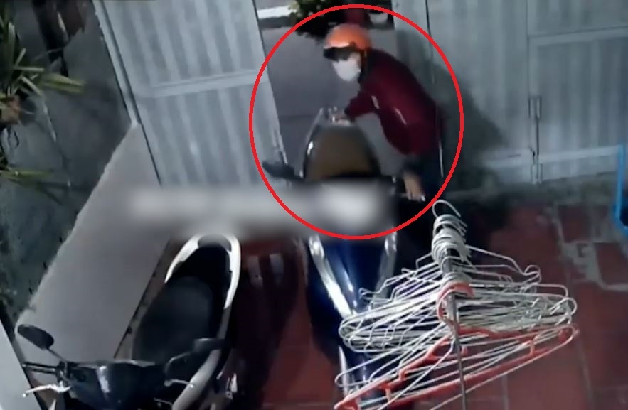 Quen dong cua, trom len vao nha lay xe may hinh anh