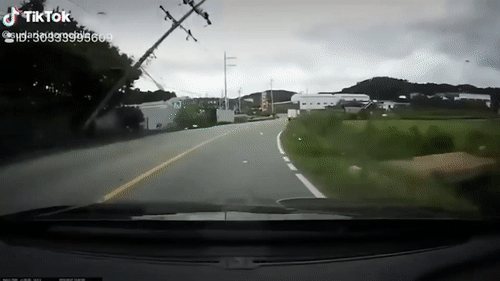 Oto dam vao cot dien dot ngot nga xuong duong hinh anh