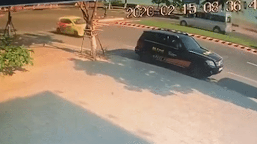 Taxi bung hai tui khi khi dam vao oto dung do ven duong hinh anh