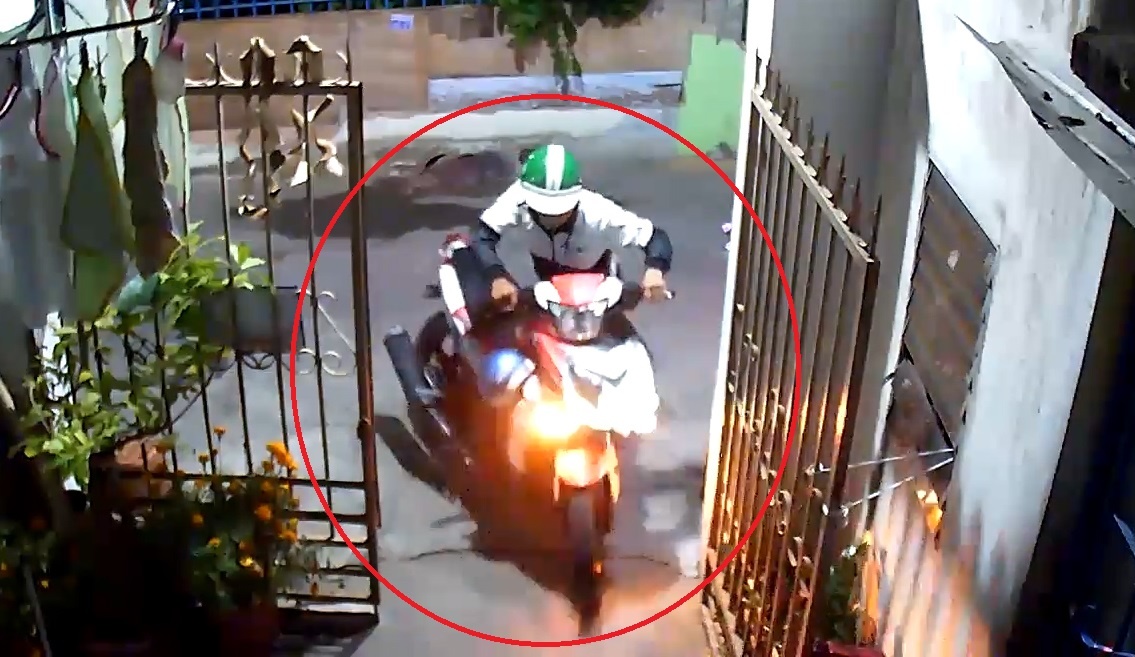 Ke gian len vao nha tro o TP.HCM trom xe may hinh anh