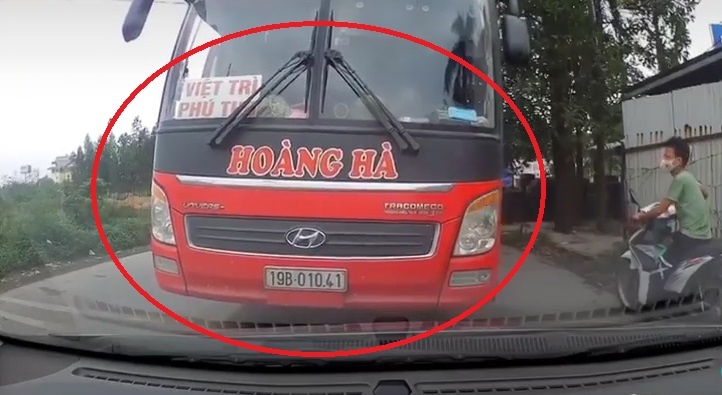 Xe khach doi dau oto roi do coi hinh anh