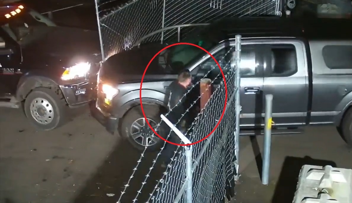 Nam nhan vien bat luc nhin nguoi phu nu trom oto cong ty chay thoat hinh anh