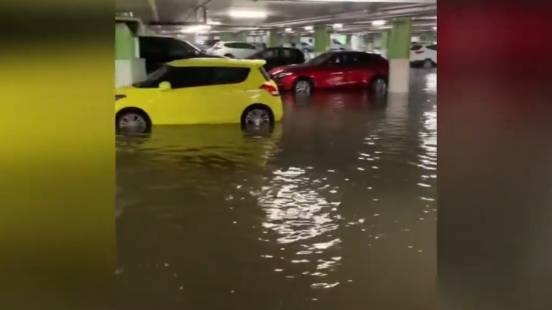 Hang tram oto bi ngap duoi ham sau mua lon hinh anh