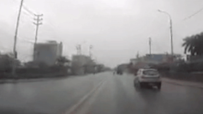 Oto phong toc do cao tong vao xe ban tai hinh anh