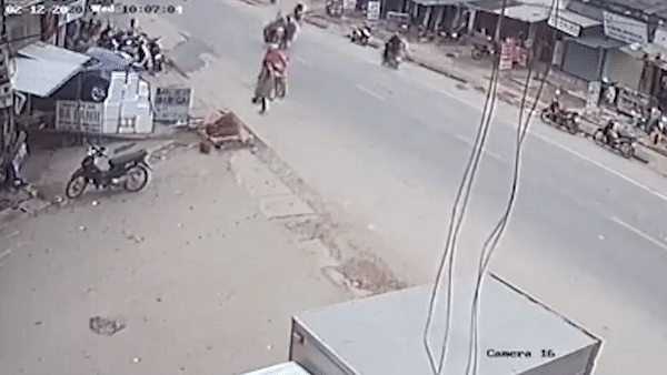 Tranh oto sang duong, xe tai lao len le duong, suyt gay tai nan hinh anh