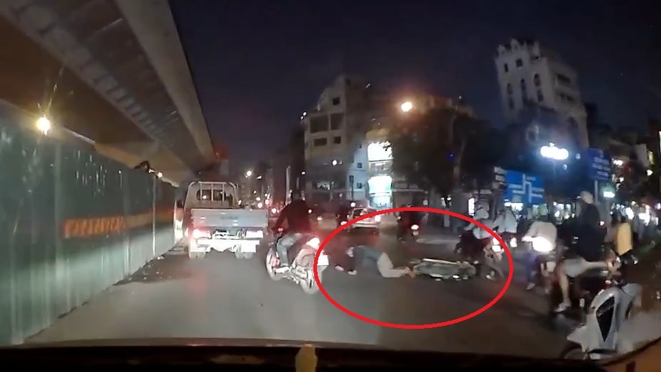 Tai xe xe may suyt chet khi va vao oto nga xuong duong hinh anh