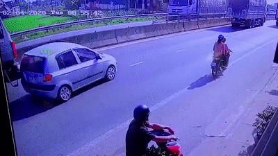 Xe ben dam oto con xoay ngang giua duong hinh anh