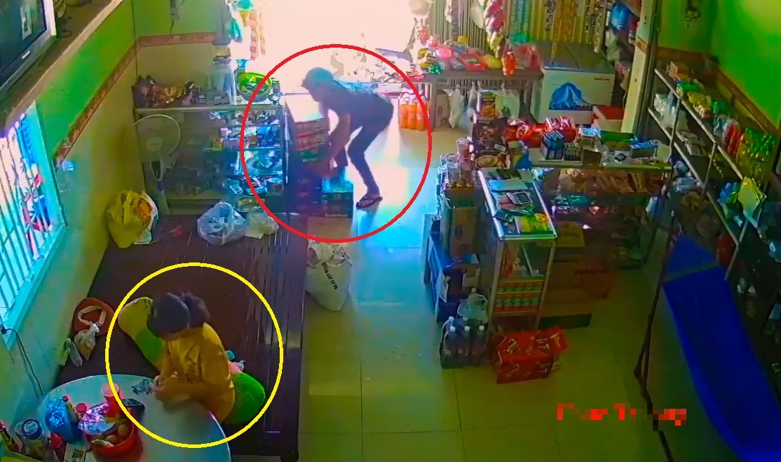 Co gai duoi bat ten trom trong tiem tap hoa hinh anh