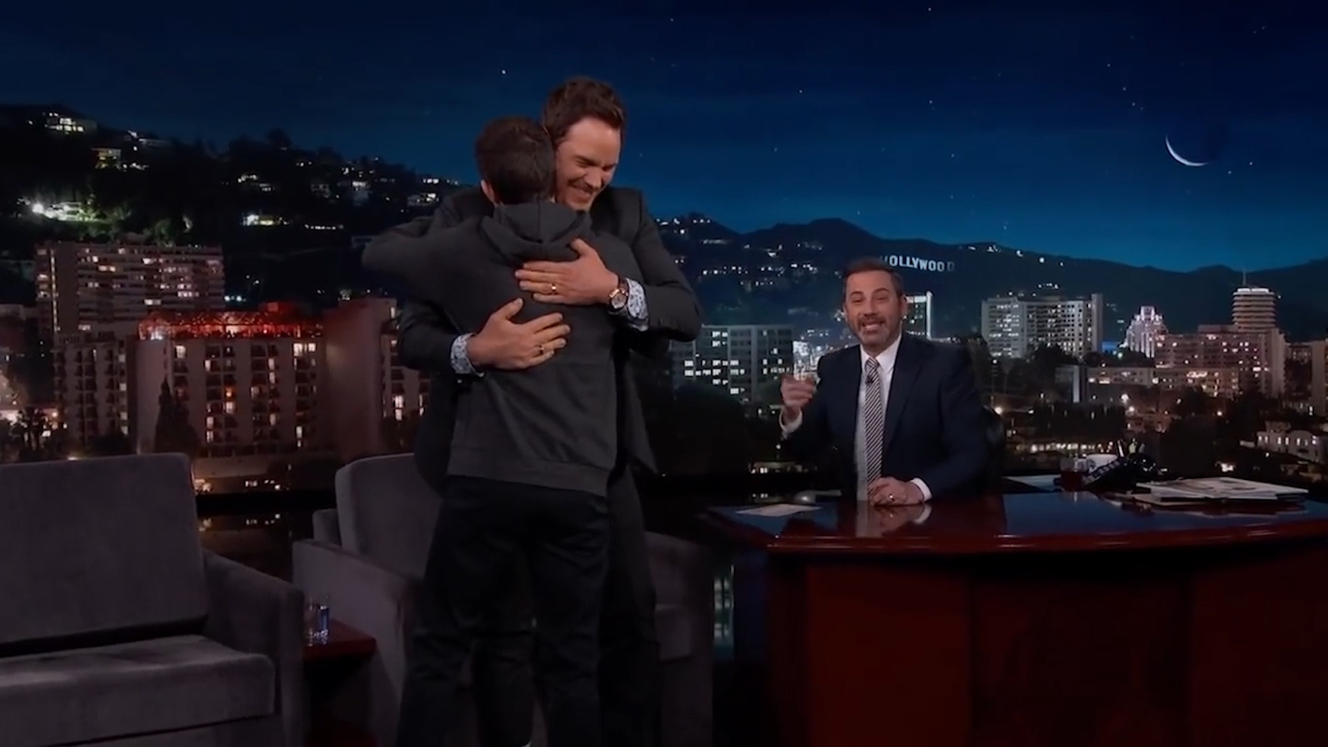 Tom Holland, Chris Pratt treu nhau tren song truyen hinh hinh anh