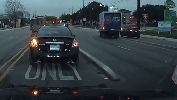 Sang duong thieu quan sat, xe tai va cham voi oto hinh anh