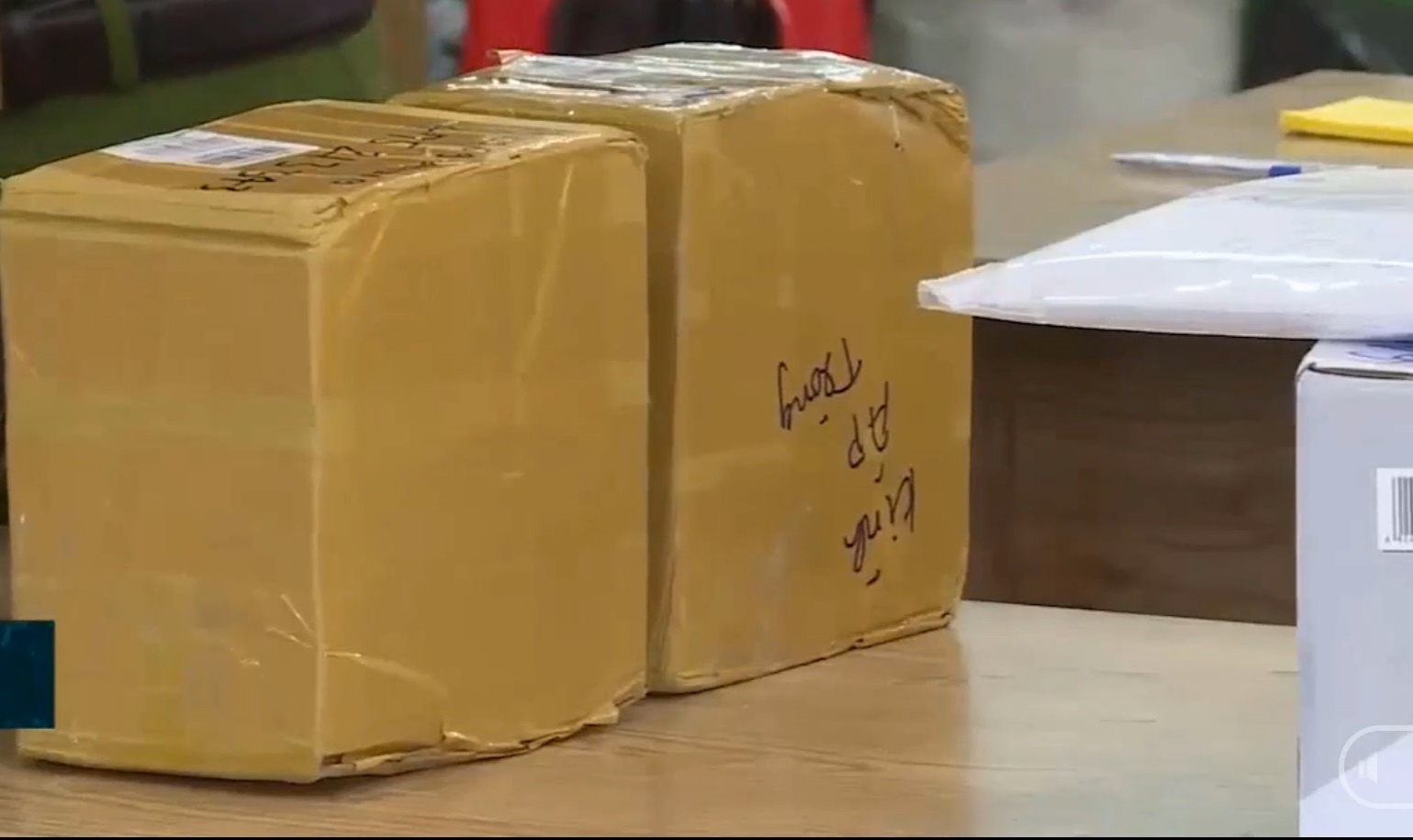 Phat hien hang loat vu van chuyen hang cam qua dich vu chuyen phat hinh anh