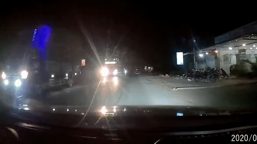 Xe tai vuot au, roi den pha gay tai nan cho xe may hinh anh