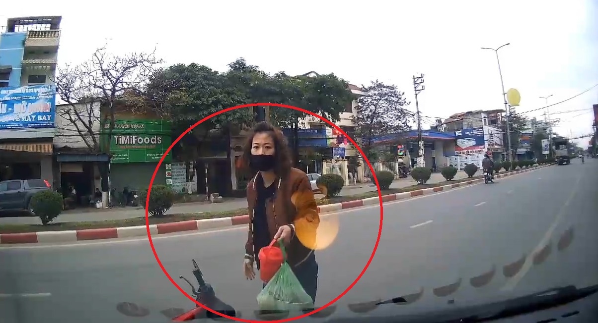 Nguoi phu nu dau tran chay xe may nguoc chieu bi oto dam trung hinh anh