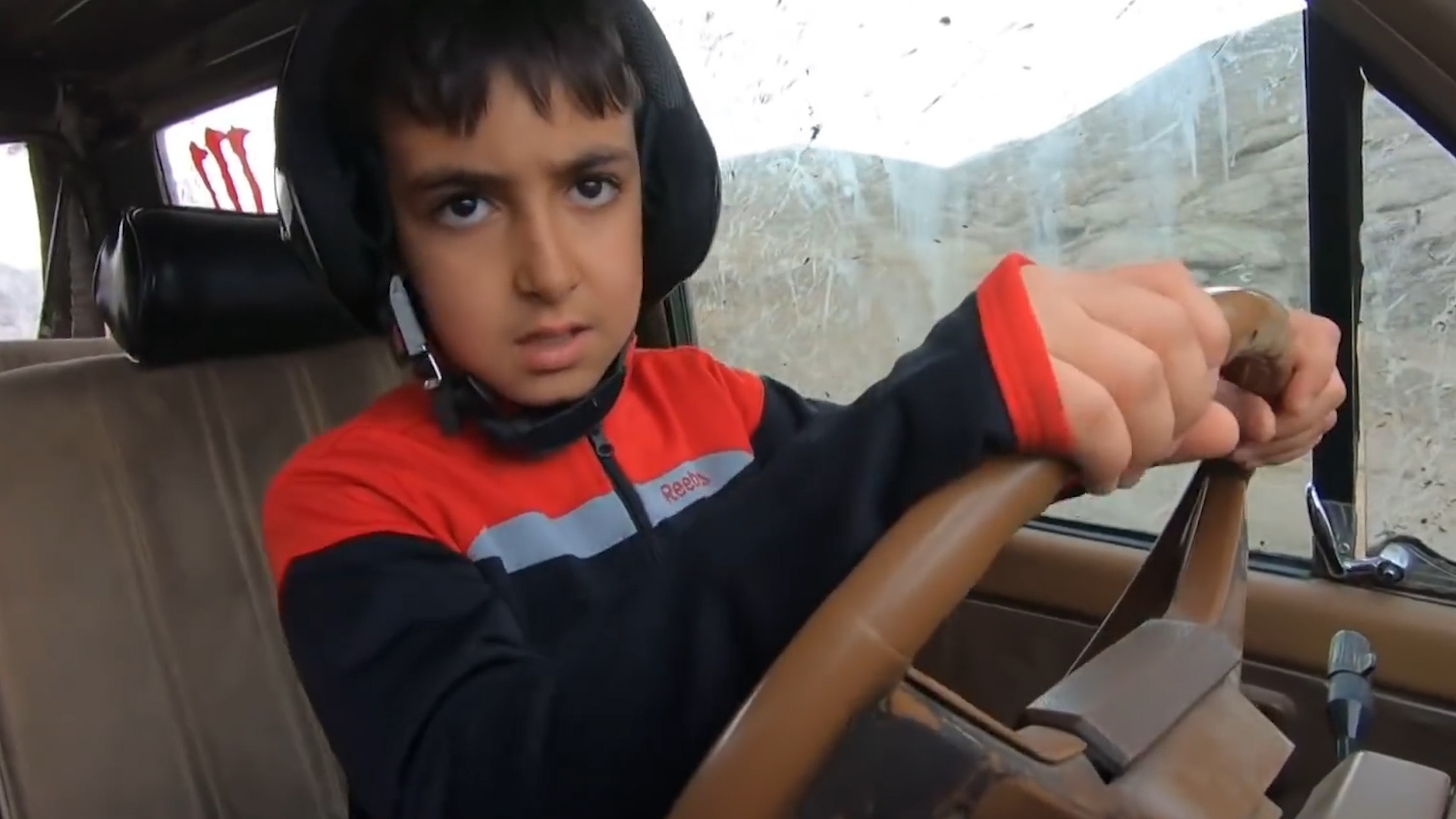 Cau be 9 tuoi voi ky nang lai xe dia hinh dieu luyen hinh anh