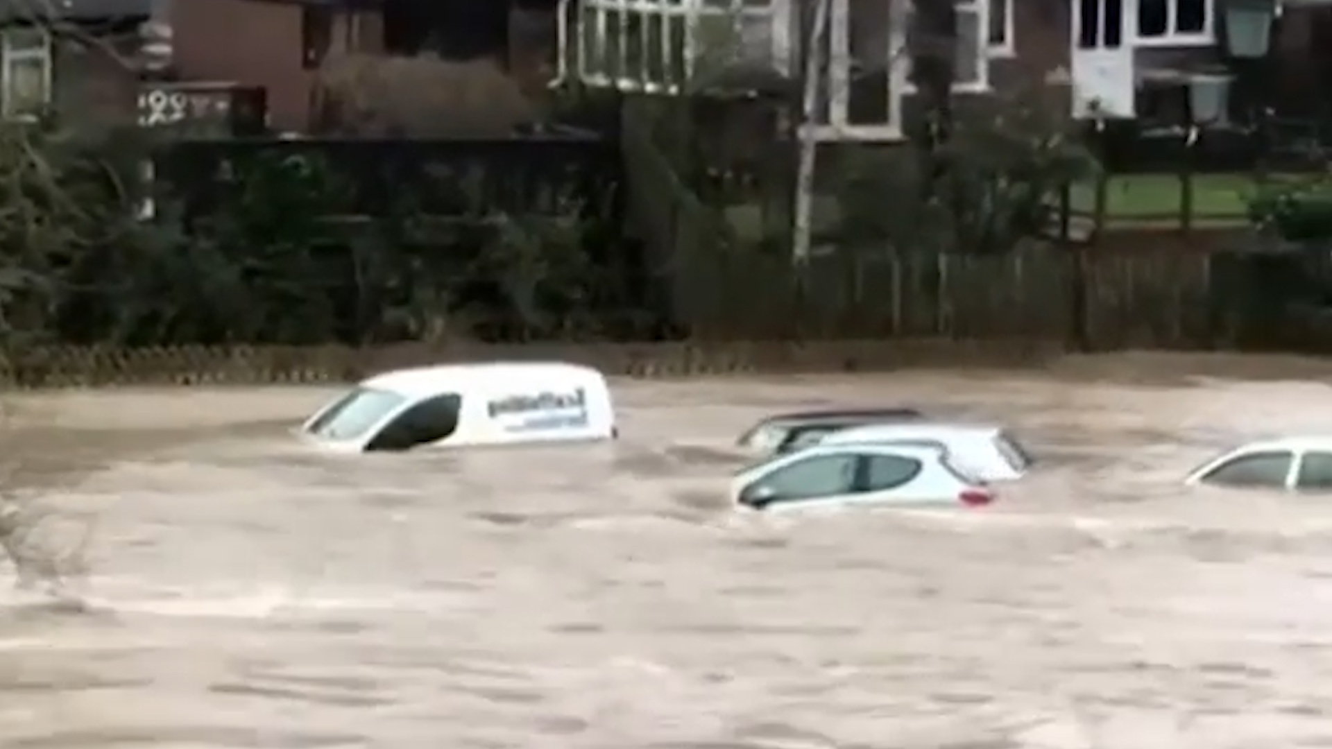 Hang loat oto bi nuoc lu cuon troi vi vo de hinh anh