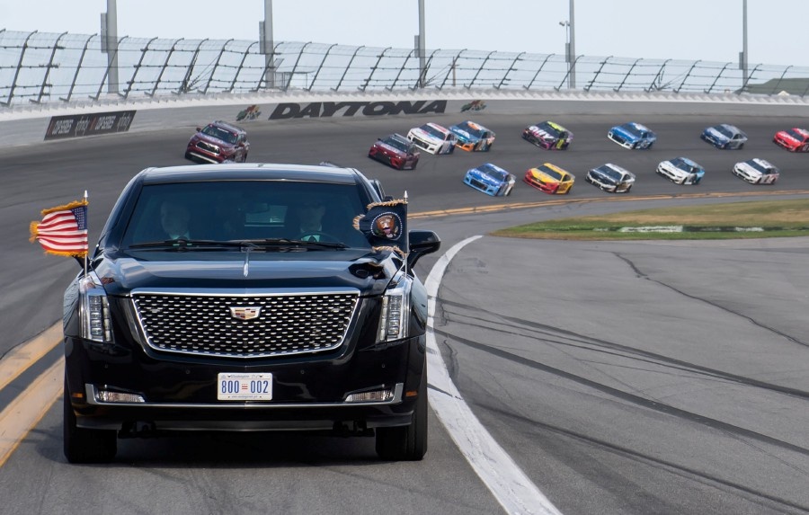 TT Trump cung sieu xe Quai thu dan dau doan dua giai NASCAR hinh anh