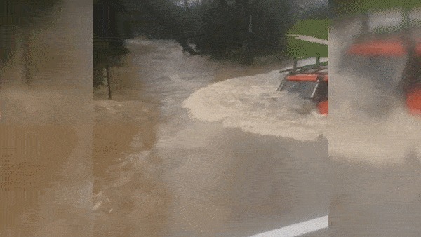 Ngap gan nua xe, oto van lieu bang qua doan duong ngap lut hinh anh