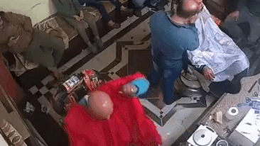 Nguoi dan ong bat can quet lua khien dau boc chay hinh anh