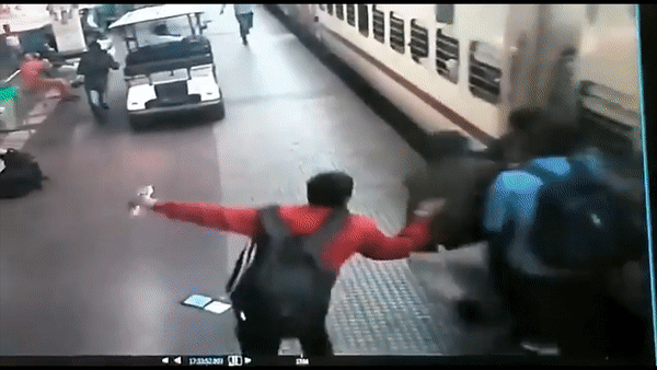 Co gai thoat chet sau khi mac ket vao doan tau o san ga hinh anh