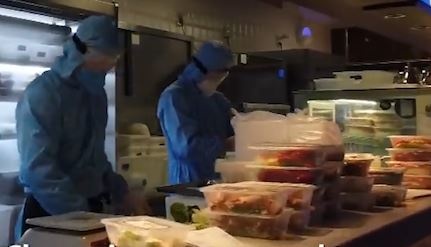 Nhan vien nha hang mac do bao ho khi che bien lau cho khach hinh anh