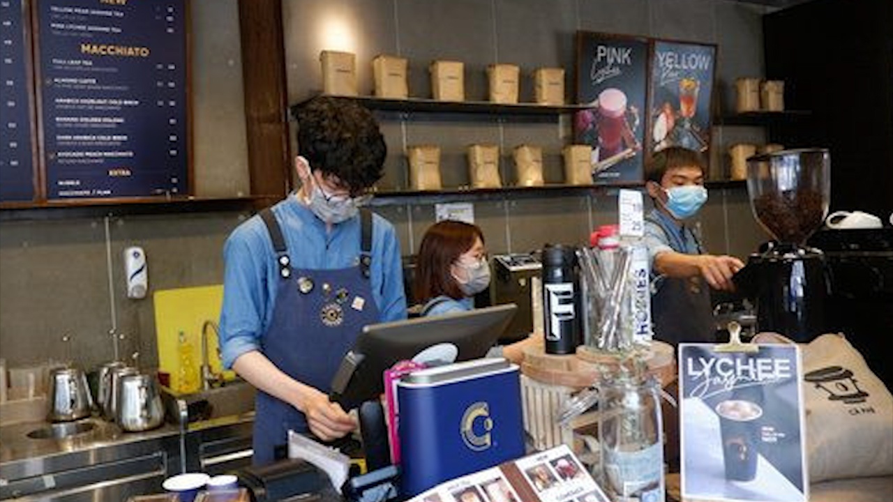 Nhieu hang quan tim cach giu chan khach hang thoi dich corona hinh anh