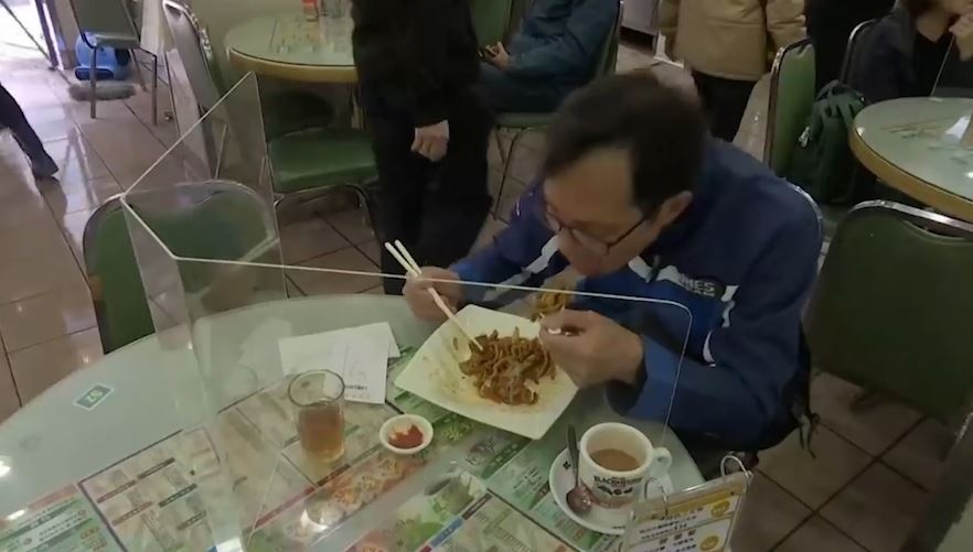 Nha hang lau Hong Kong ngan virus corona bang tam chan tren ban an hinh anh