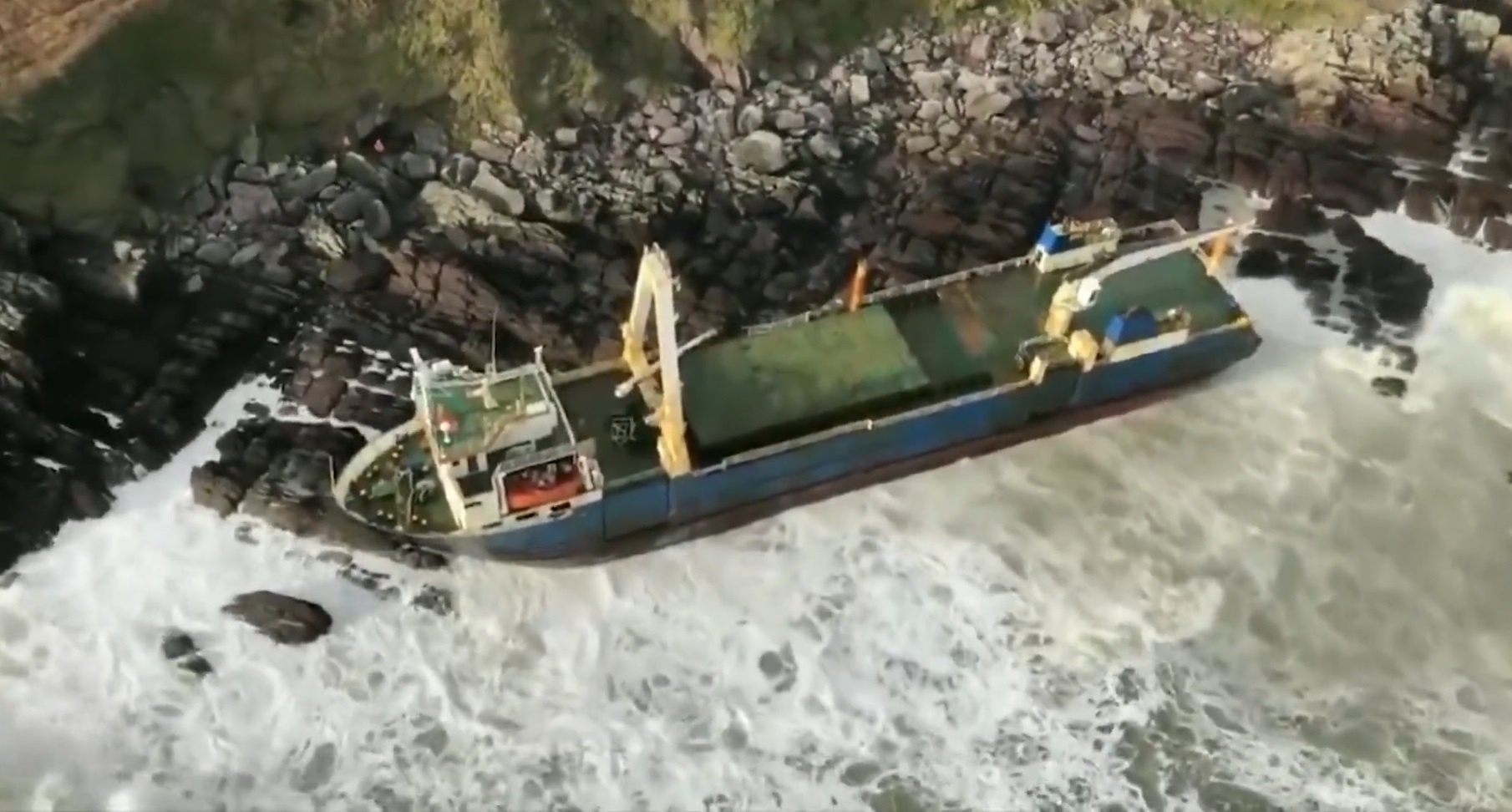 Tau 'ma' bi an tu troi qua 3 chau luc roi dat vao bo bien Ireland hinh anh