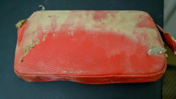 Ben trong chiec vi bi lang quen nhieu thap ky hinh anh