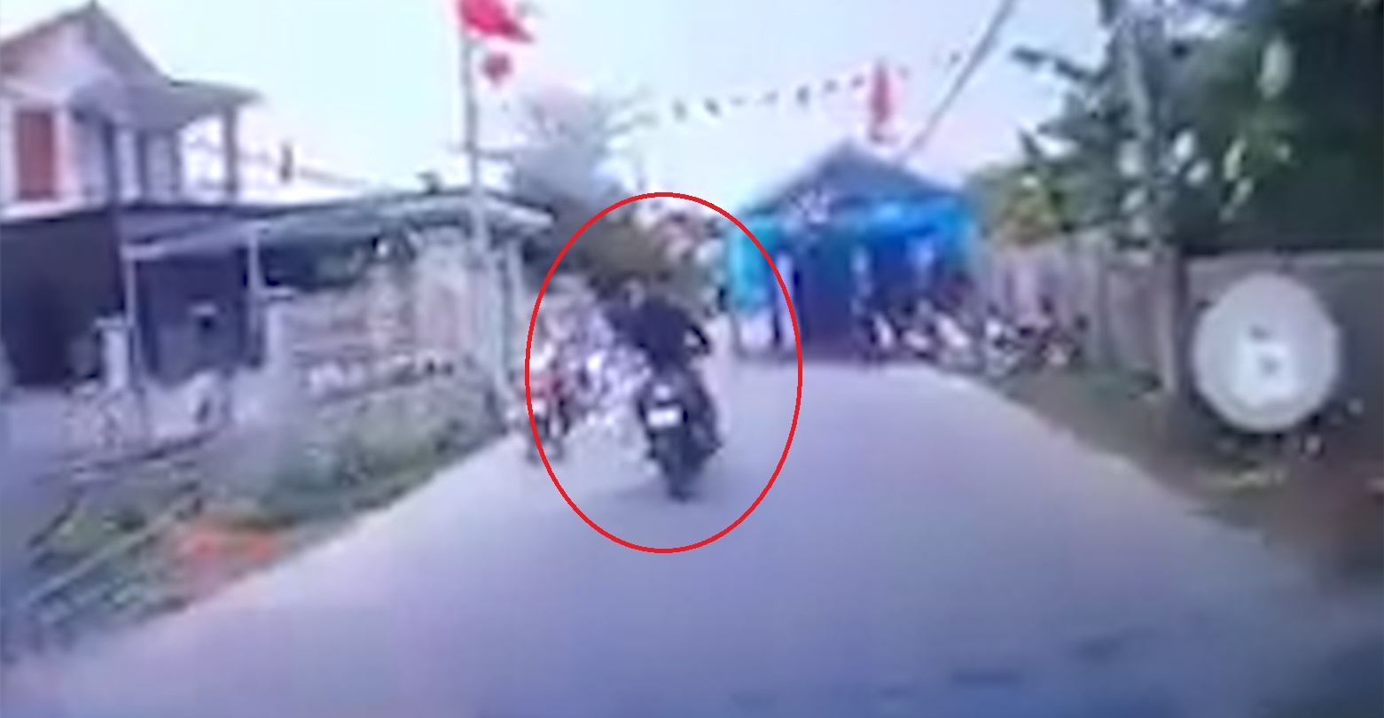 Nam thanh nien dau tran lai xe may dam vao rap dam cuoi hinh anh