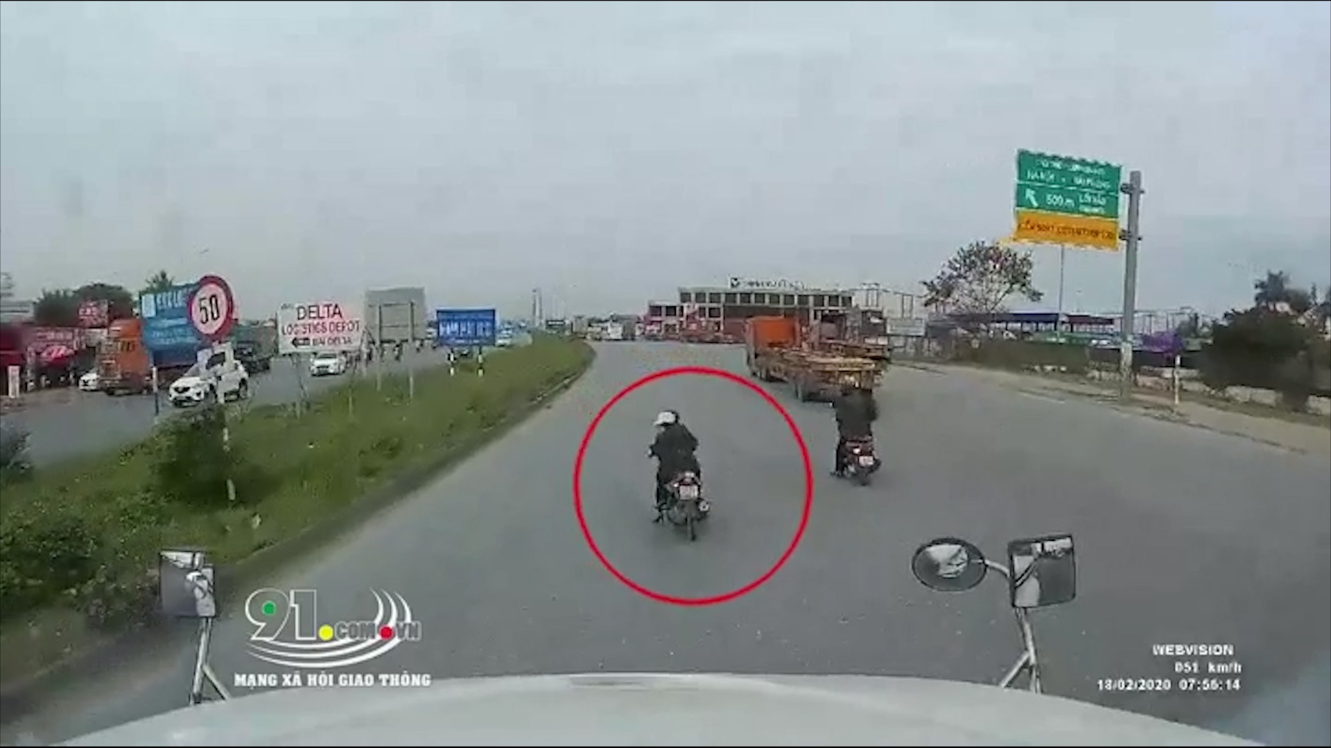 Thot tim voi pha xu ly cua tai xe container khi tranh nguoi di xe may hinh anh