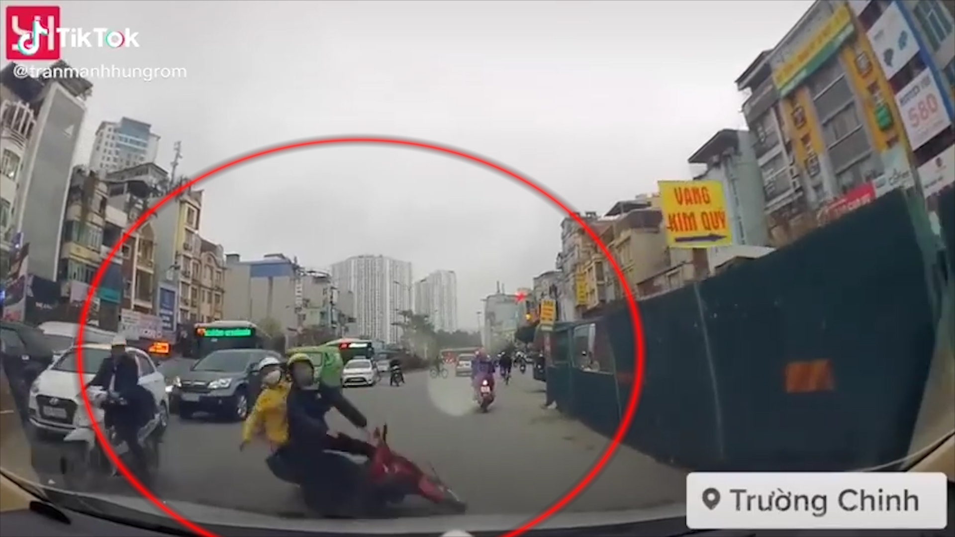 Xe may nga truoc dau oto sau va cham voi xe khac o Ha Noi hinh anh