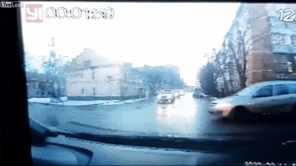 Con ngua mat kiem soat dam vao oto tren duong hinh anh