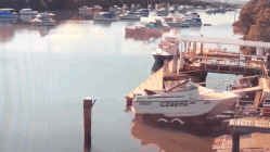 Ha thuy thuyen bat can, xe ban tai bi keo xuong nuoc hinh anh