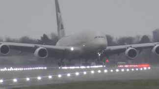 May bay loang choang ha canh khan cap vi gap bao lon hinh anh