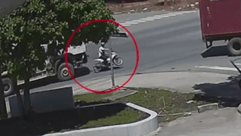 Va cham tai giao lo, tai xe xe may bi cuon vao gam xe bon hinh anh